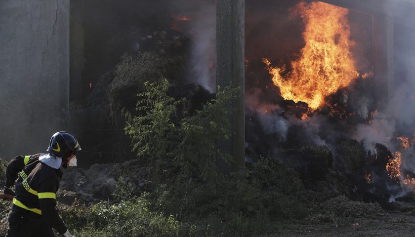 Incendio nel fienile a Polla, a fuoco 400 rotoballe. Indagano i carabinieri