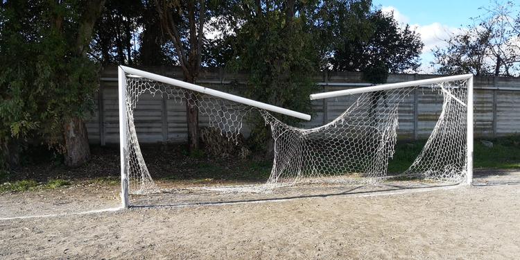 Vandali allo stadio di Pontecagnano, rubate le bandierine e tranciata la traversa di una porta