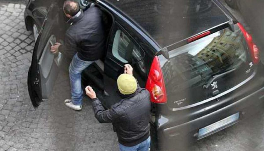 “Capo, nu cafè”, ecco le richieste dei parcheggiatori abusivi e la “mappa” della città che si erano divisi