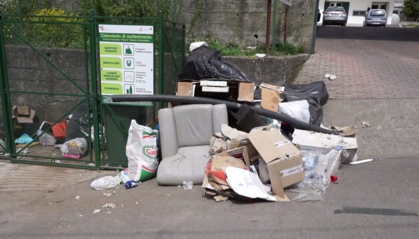 Cava de’ Tirreni, sversamento illecito ed errato conferimento di rifiuti: 827 multe in un anno