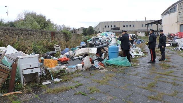 Discarica abusiva a Pontecagnano, sequestro e denunce