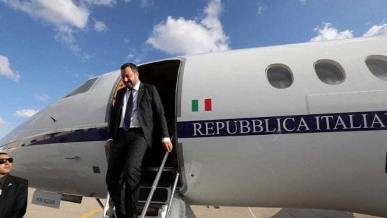 Indagato Matteo Salvini, la Procura: “Voli di Stato a fini privati”