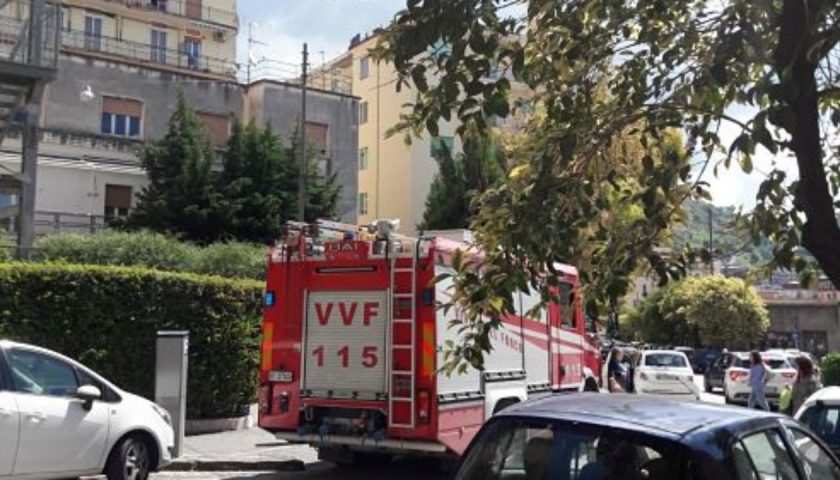 Salerno, appartamento a fuoco: famiglia tratta in salvo a Mercatello