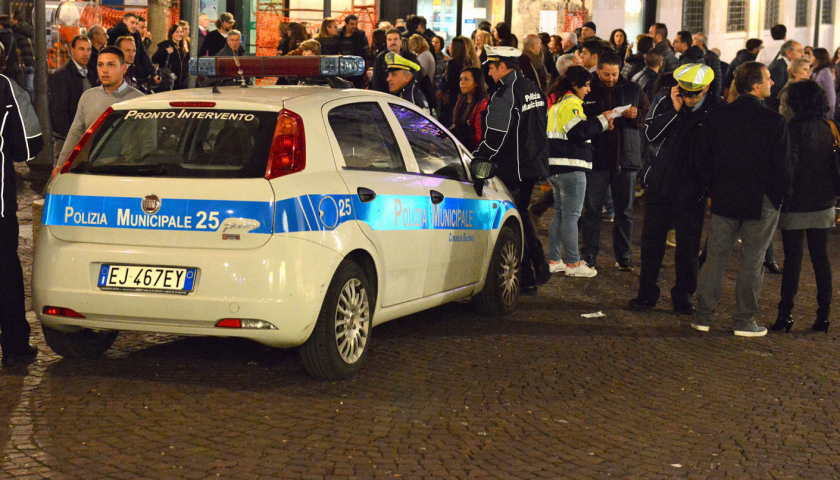 Sequestro merce, blitz dei vigili urbani sotto le luci di Salerno