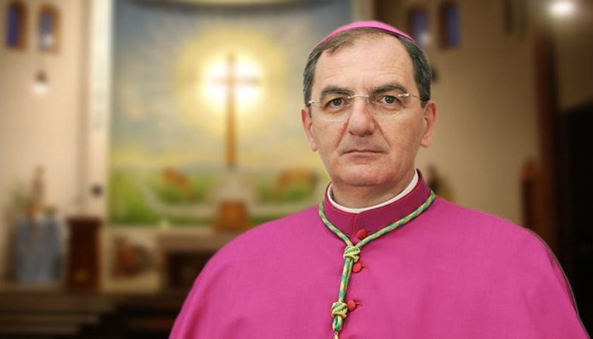 Presepe con i migranti a Padula, il vescovo bacchetta Cirielli: “Populista”