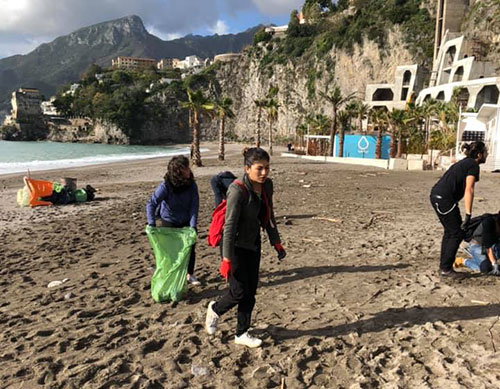 Volontari di “Voglio un mondo pulito” puliscono spiaggia tra Salerno e Vietri sul Mare