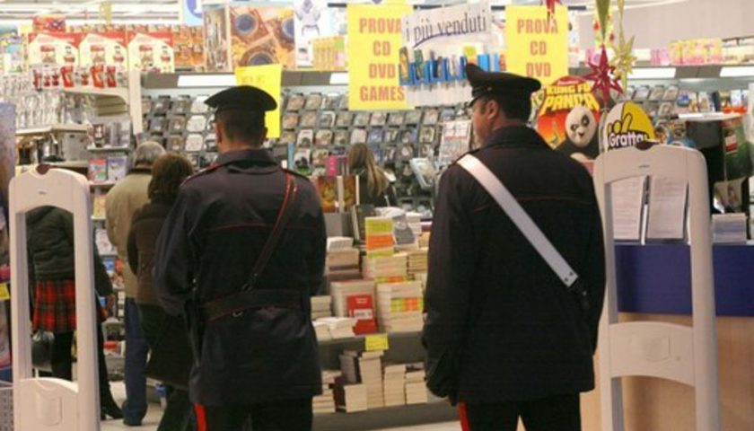 Pontecagnano, fa la spesa per 1000 euro senza pagare nel supermercato: arrestato