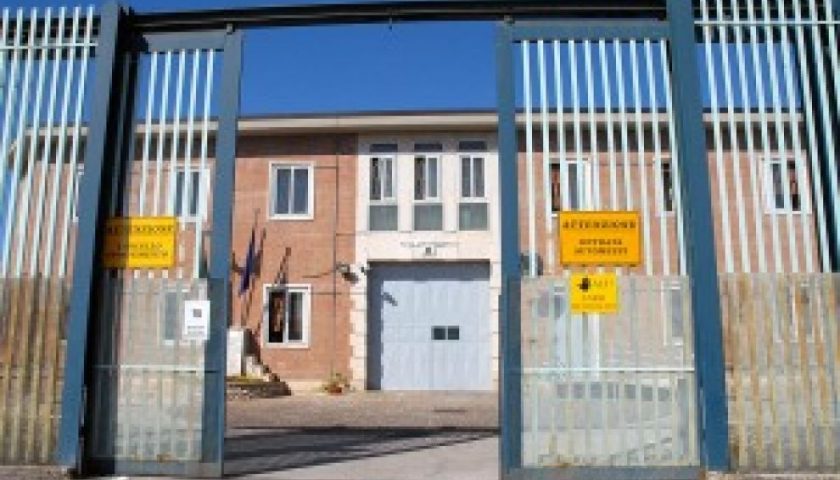 Ferisce un agente in ospedale e poi tenta la fuga, detenuto torna in carcere