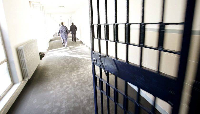 Detenuto salernitano aggredisce agente in carcere ad Avellino