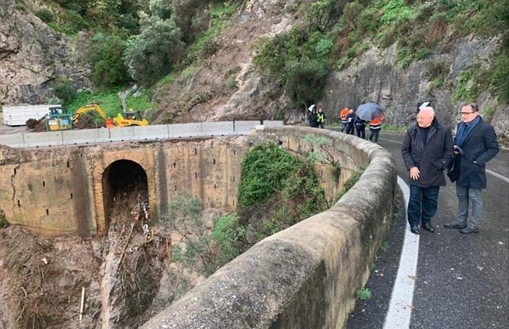 Maltempo, il governatore De Luca a Cetara: “Situazione delicata che va affrontata e condivisa dalla Regione e dai ministeri dell’Ambiente e delle Infrastrutture. Ora subito lo stato di calamità”