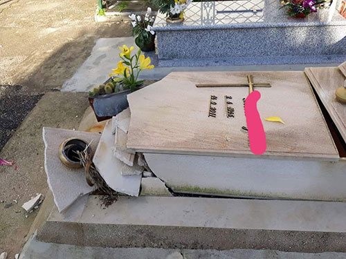 Vandali al cimitero di Salerno, distrutte tombe e lapidi