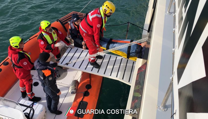 Nave in difficoltà nel porto di Salerno ma è solo un’esercitazione Guardia Costiera – Croce Rossa Italiana – Cisom