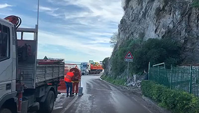 Costiera: riapre parzialmente al transito la strada dopo la frana, Cetara meno isolata