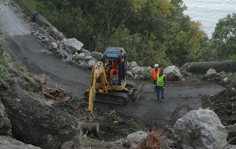 Riunione in Prefettura per la frana in Costiera Amalfitana: mentre si lavora ci saranno più corse con bus SitaSud e nuove tratte via mare con Travelmar