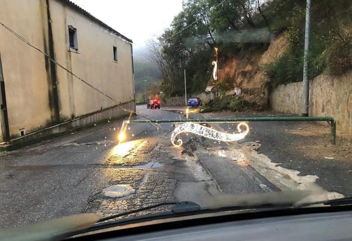 Maltempo a Salerno, smottamenti e frane in collina. A Giovi il temporale spazza via le luminarie