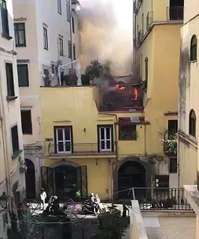 Terrazzo di un’abitazione in fiamme nel Centro Storico di Salerno