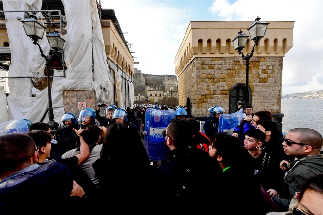 Napoli, scontri davanti al Castel dell’Ovo: allontanati gli attivisti di ​Fridays For Future