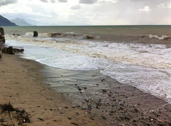 Ascea, mareggiata provoca danni a stabilimento balneare