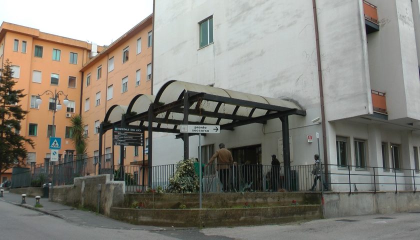 Sanità di qualità nel Cilento: il presidente emerito della Corte d’Appello di Milano elogia l’operato del personale dell’ospedale di Vallo della Lucania. Plauso del Nursind