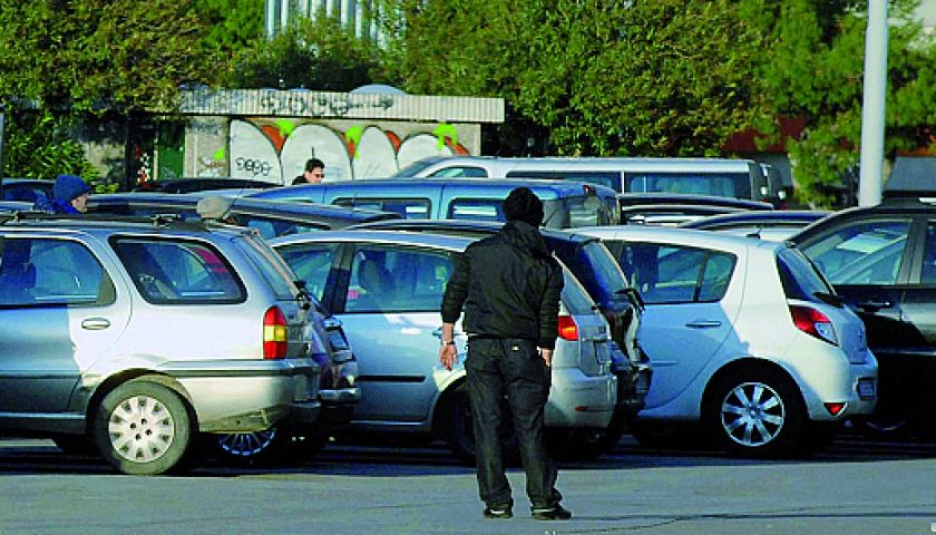Salerno, denunciati dalla polizia due parcheggiatori abusivi
