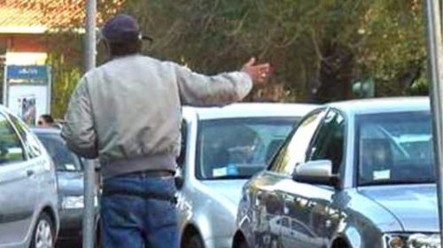Salerno, stretta sui parcheggiatori abusivi: 3 denunce