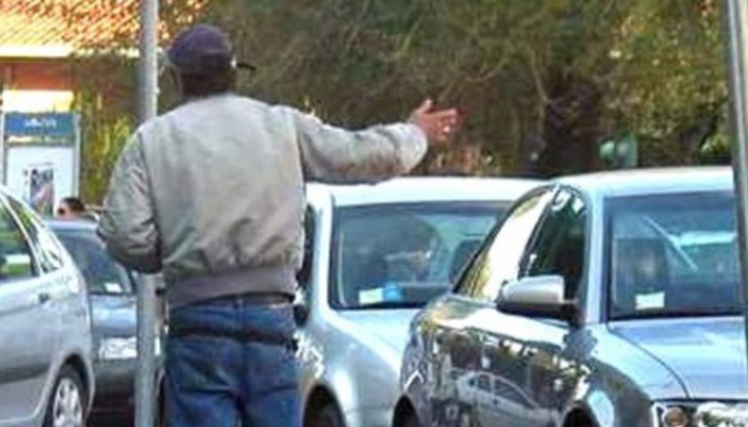 A Salerno stretta del sindaco contro accattoni, parcheggiatori abusivi e lavavetri