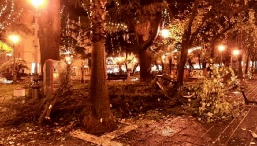 Maltempo, danni e disagi a Salerno: tempesta di vento a Piazza San Francesco