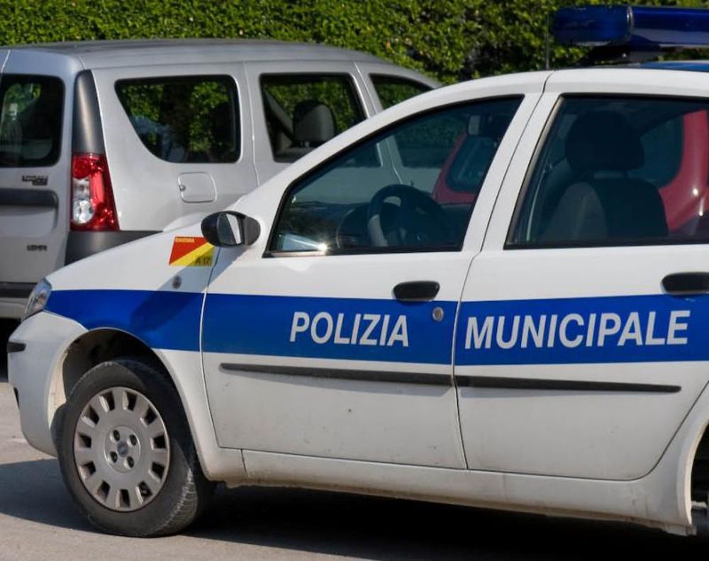 Salerno, sgomberato ostello abusivo nel centro storico: 66 posti in uno spazio per 24