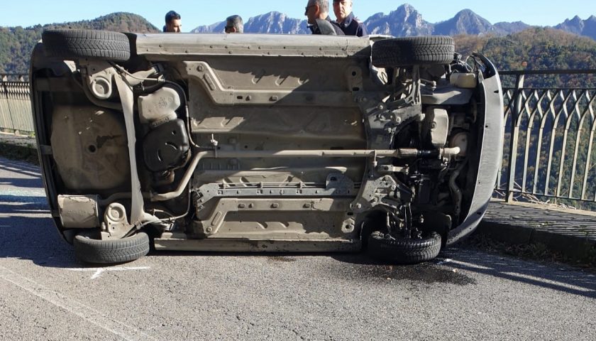 Rocambolesco incidente a Ravello: auto si ribalta