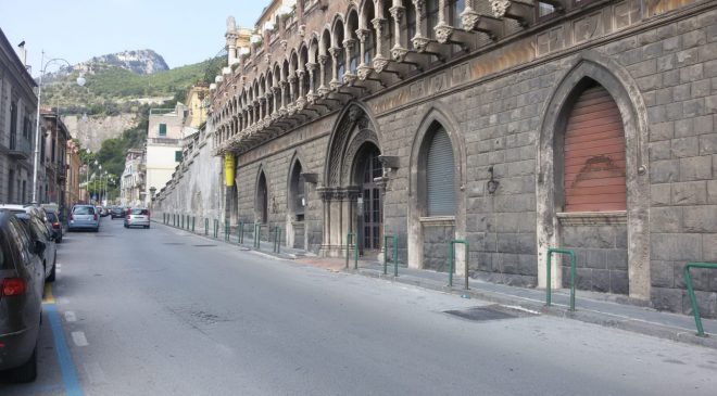 Sosta selvaggia a Salerno, strisce blu in via Benedetto Croce