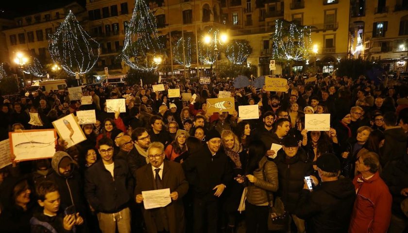 Sardine in piazza a Salerno: 3500 per gli organizzatori, 1000 per la questura