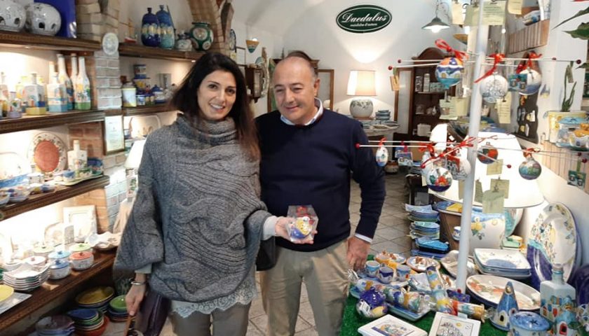 Vietri sul Mare: il sindaco di Roma Virginia Raggi in visita al laboratorio ceramico di Nicola Campanile