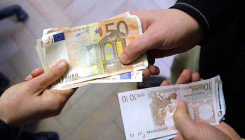 Battipaglia: non paga 3 euro, la banca ne chiede 48 e lo mette in mora