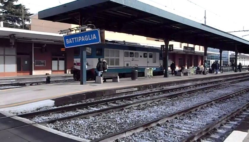 Dimentica i figli in stazione e tira il freno di emergenza del treno: caos a Battipaglia