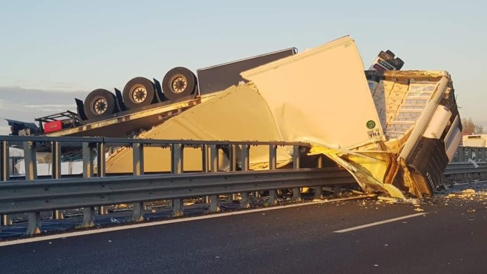 Tir si capovolge in autostrada, automobilisti rubano il carico dei panettoni