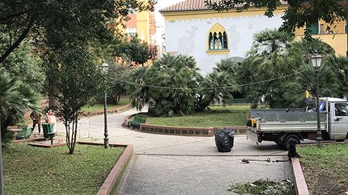 Salerno, blitz della polizia municipale a Villa Carrara: senzatetto sgomberati