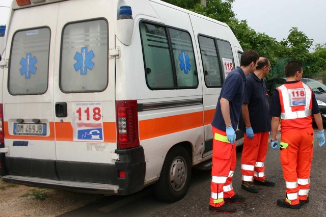 Sarno: una striscia di sangue, uomo trovato ferito in strada