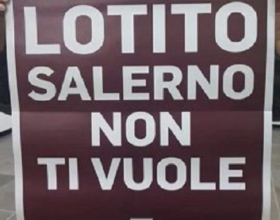 Salernitana, manifesti contro il patron: “Lotito, Salerno non ti vuole!”
