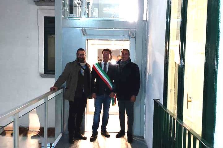 Vietri sul Mare, via barriera architettonica per accedere alla casa comunale: inaugurato il nuovo ascensore donato dall’associazione “Mia Piccola”