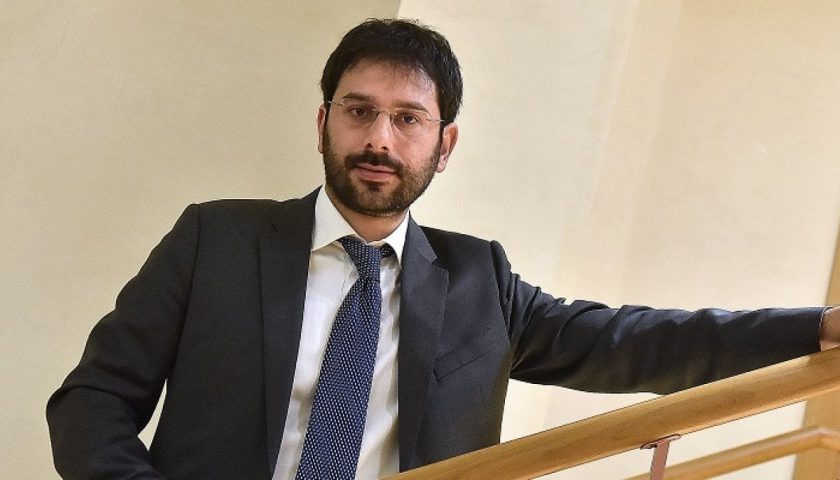 Tofalo (M5S): “Cerchi magici e gestione opaca. Si smantelli il sistema De Luca”.