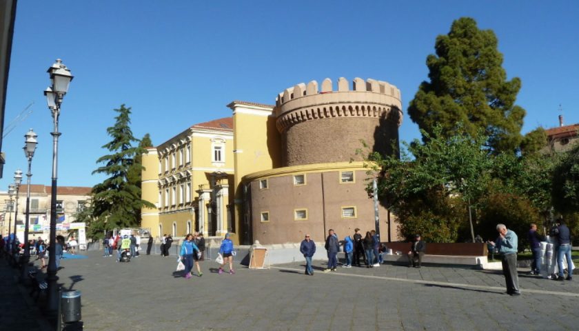 Covid ad Angri, nuova ordinanza del sindaco: negozi aperti fino alle 18