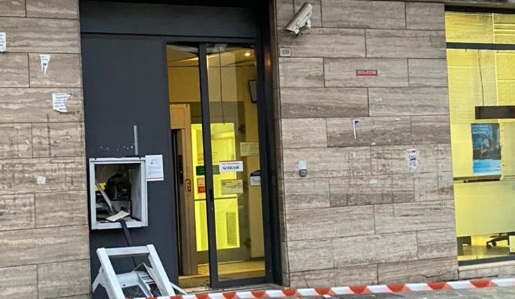 Fanno esplodere il bancomat in viale Amendola a Eboli ma il colpo non riesce: banditi in fuga senza malloppo