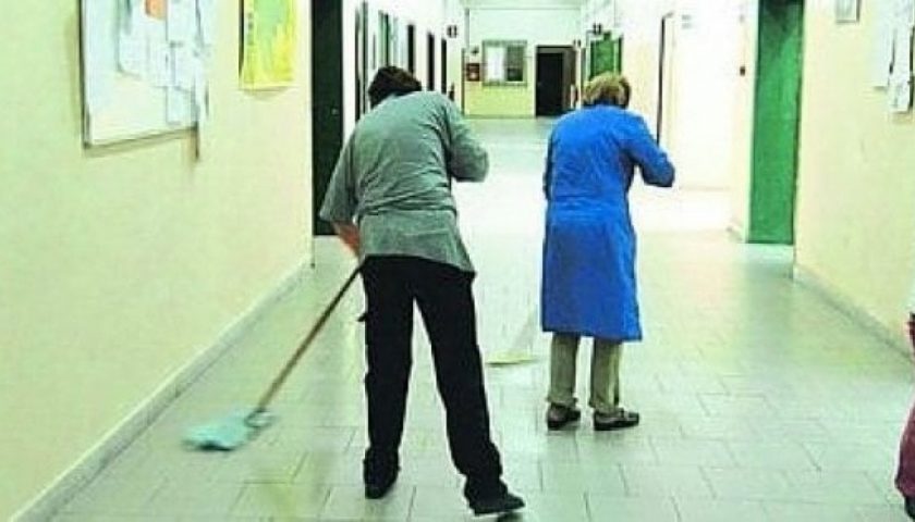 Fingono di aver lavorato in due “diplomici” e passano il concorso: nei guai 25 bidelli