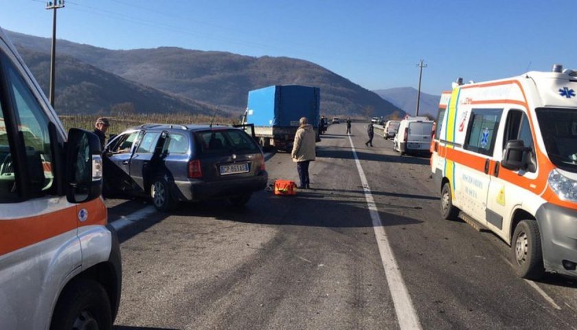 Incidente sulla Statale Bussentina, feriti estratti dalle lamiere delel auto