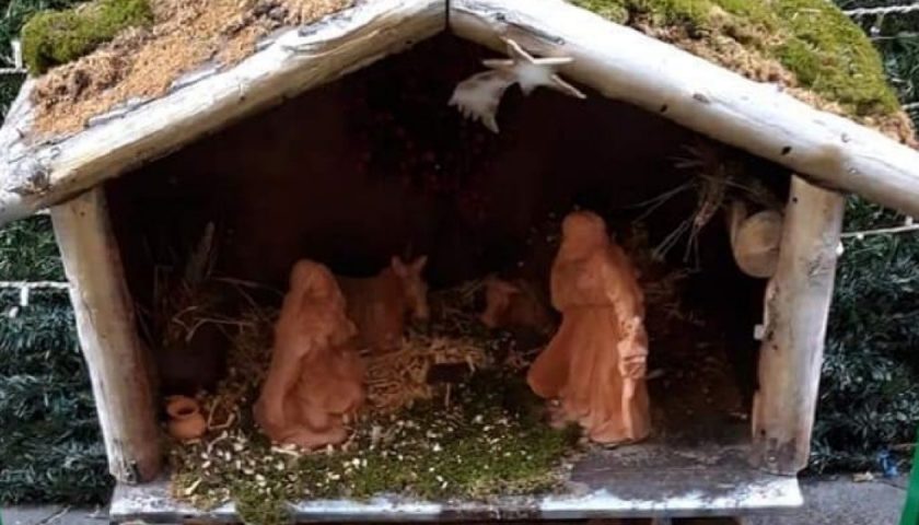 Cava de’ Tirreni, rubano il bambinello del presepino in piazza Duomo