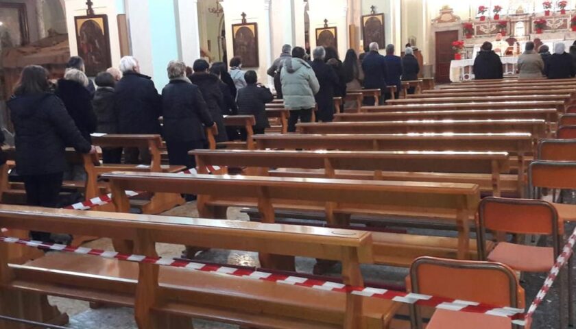 Giffoni Valle Piana, cede il solaio in chiesa durante la Santa Mess in chiesa: colpito un fedele