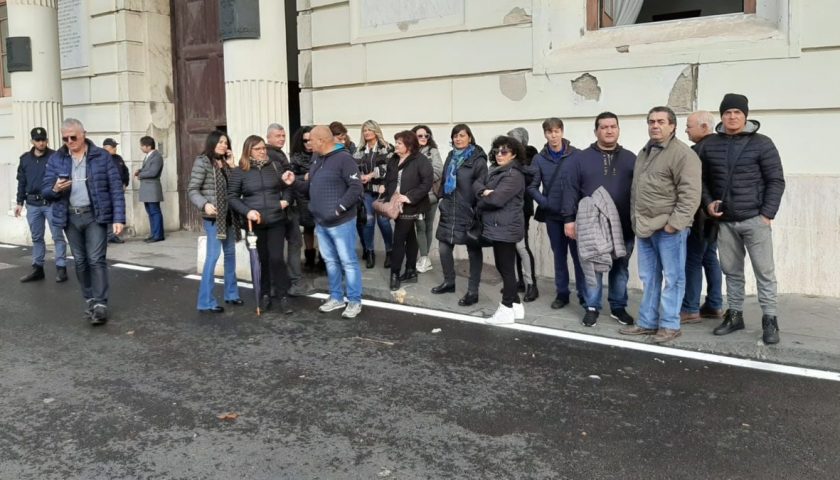 Senza stipendio da 9 mesi, slitta il confronto: i lavoratori del Corisa 2 bloccano la strada in via Roma