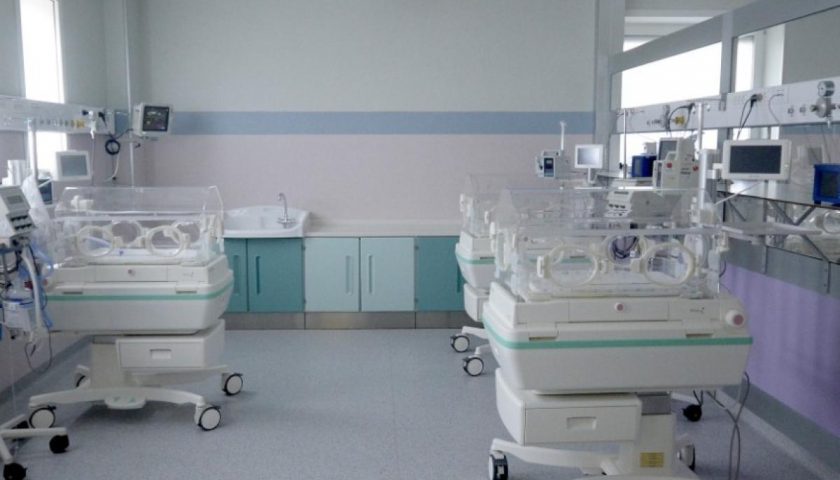 I commercialisti salernitani regalano una speciale culla al reparto di Neonatologia del Ruggi