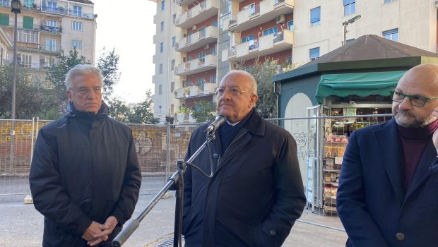 De Luca presenzia i lavori per il mercatino di via Piave: “A Mercatello parco nel degrado, in arrivo 4 milioni e mezzo di euro”