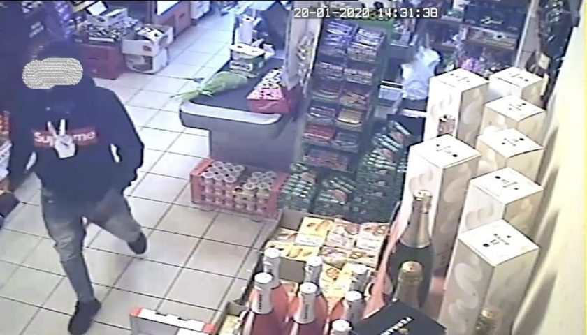 Ruba cellulare da un negozio, la denuncia social contro il ladro filmato dalle telecamere